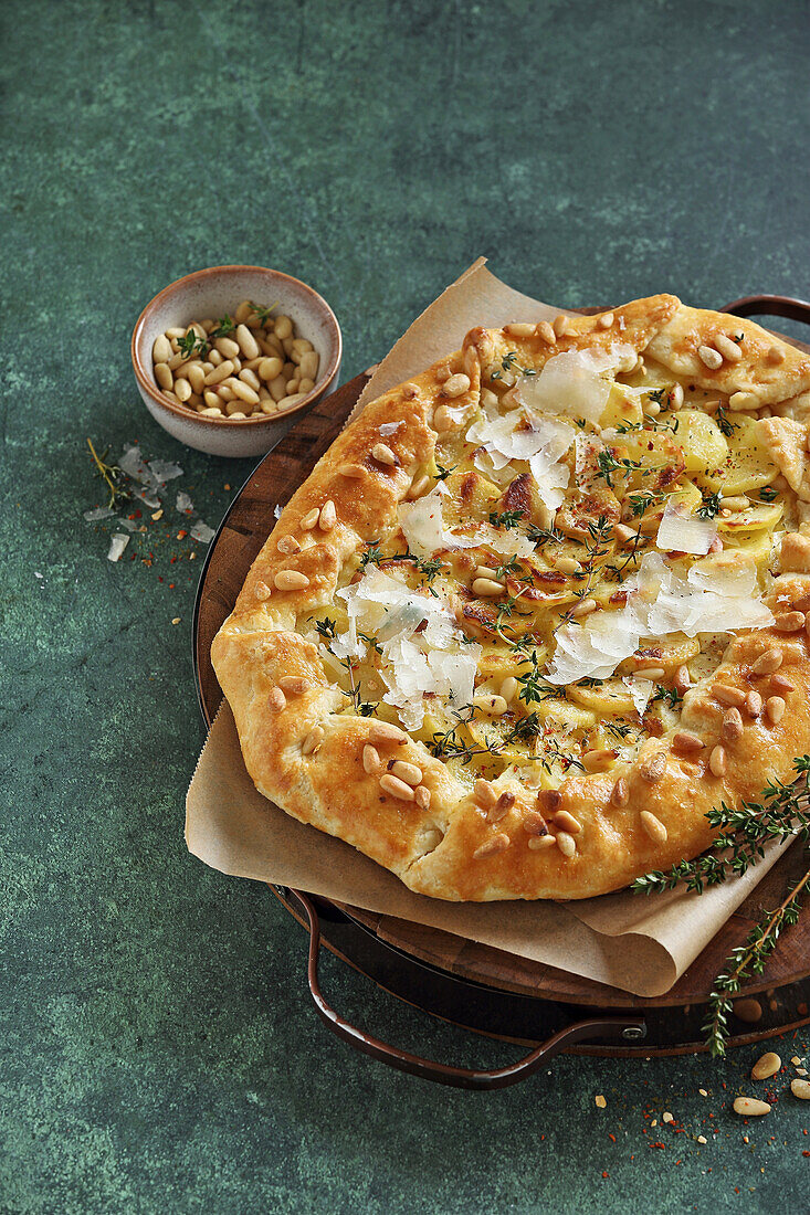 Kartoffel-Galette mit Parmesan und Pinienkernen