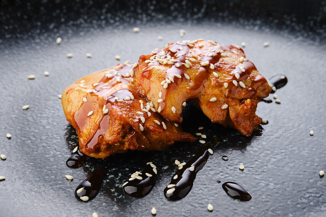 Gegrilltes Hühnchen mit Teriyaki-Sauce und Sesam