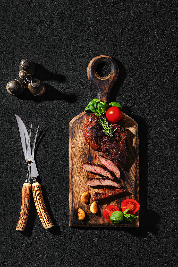 Gebratenes Rindersteak mit Tomate und Kräutern