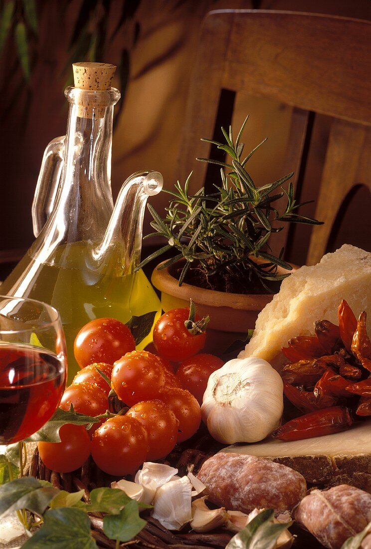 Öl, Tomaten, Knoblauch, Peperoni, Würste, Parmesan, Rosmarin