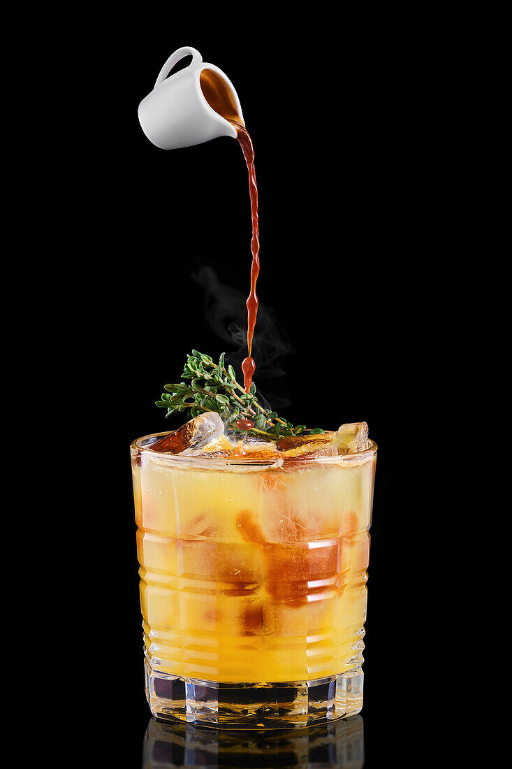 Espresso Tonic mit Orangensirup und Thymian