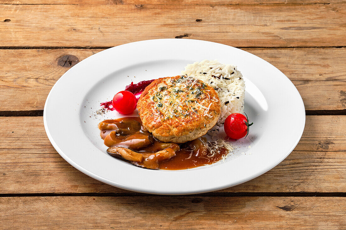 Beef patties with rice and mushroom sauce