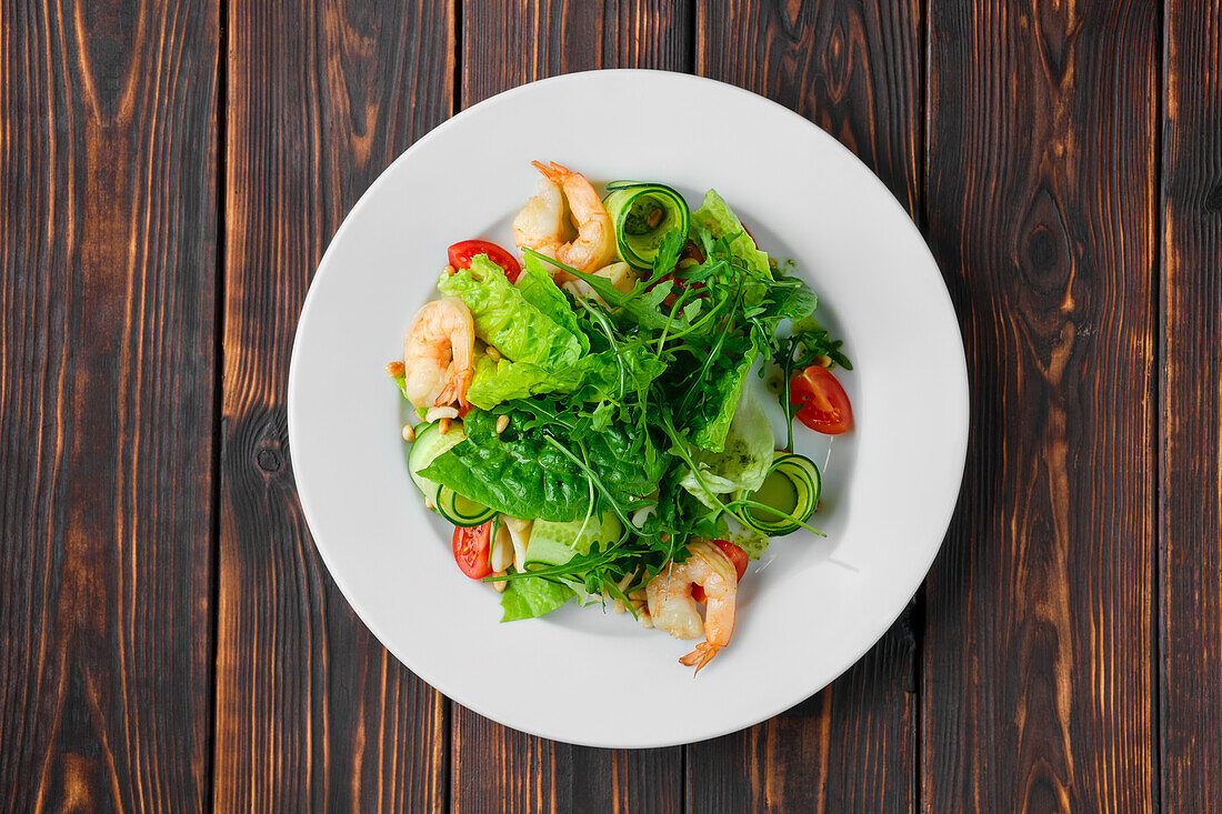 Salat mit Garnelen, Rucola, Gurke und Kirschtomaten