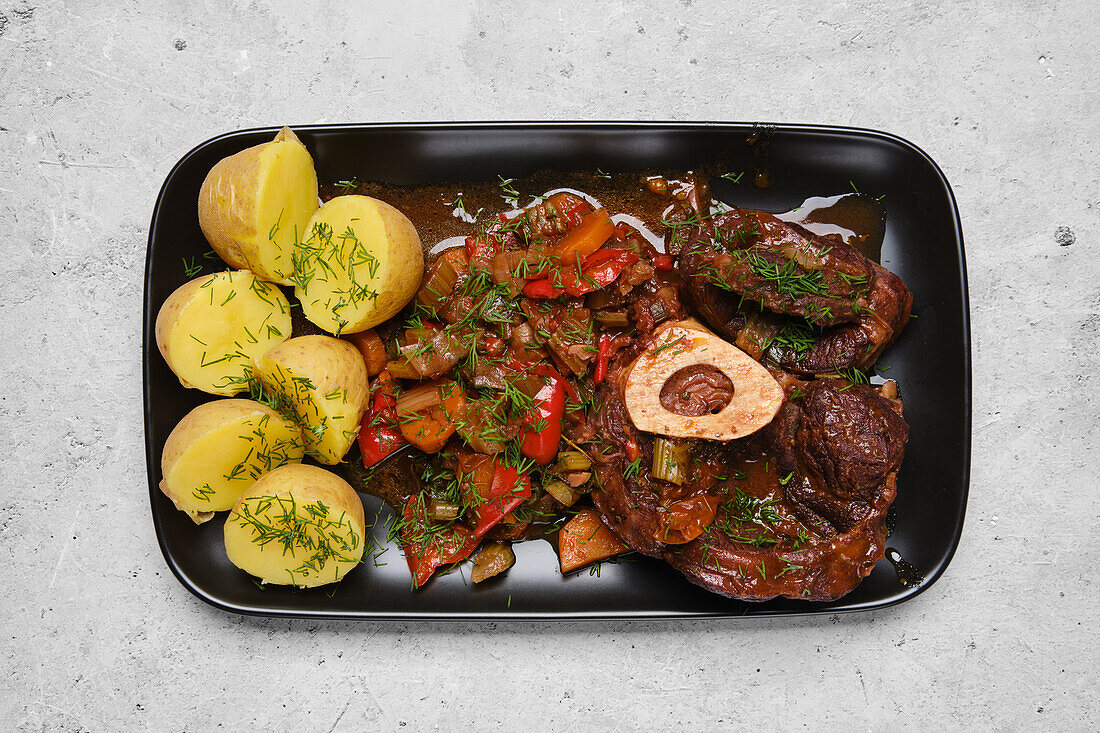 Ossobuco mit Gemüseragout und Salzkartoffeln