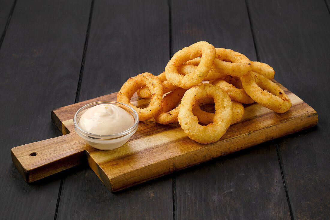 Frittierte Tintenfischringe mit Aioli