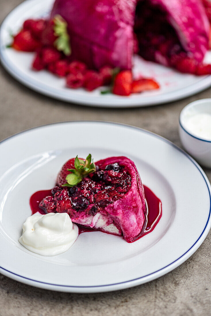 Englischer Summer Pudding mit Beeren und Sahne