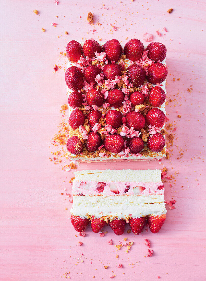 Strawberry ice cream cake with nut crunch