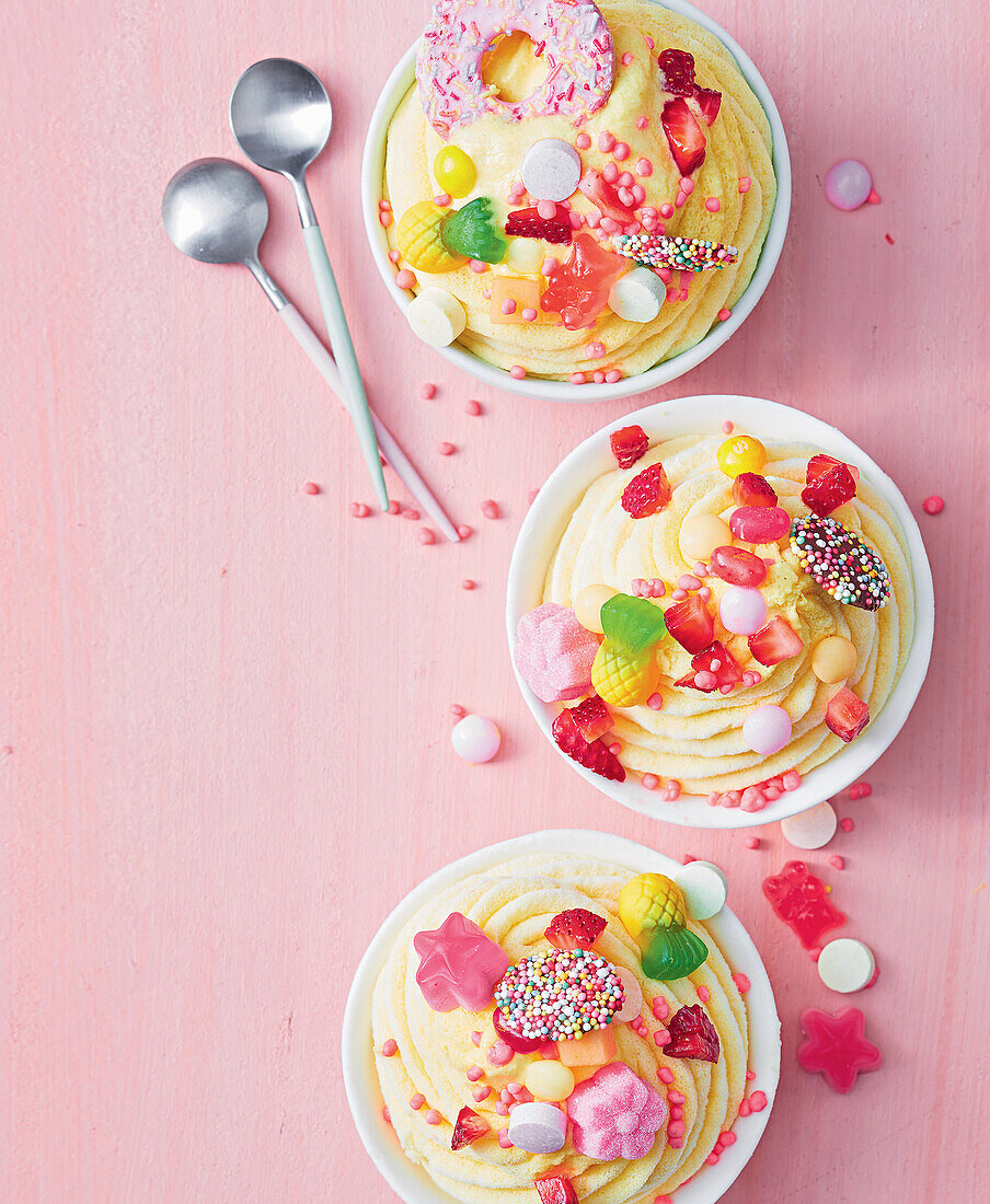 Mango frozen yoghurt with sweet toppings