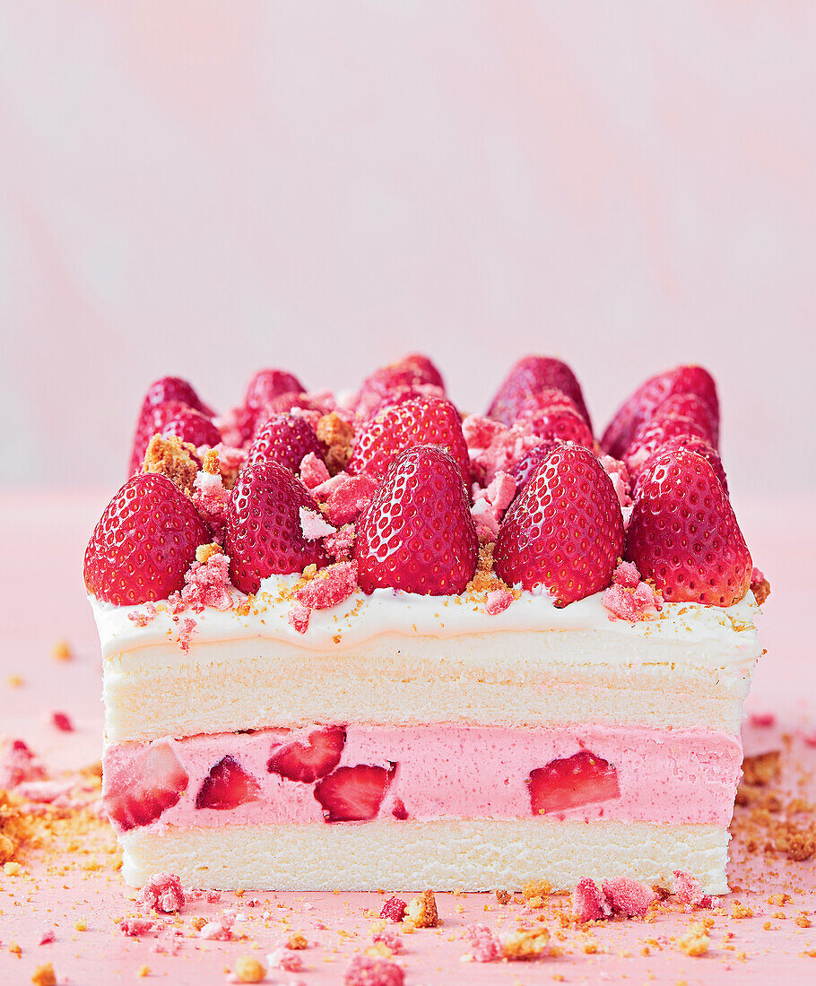 Strawberry ice cream cake with nut crunch