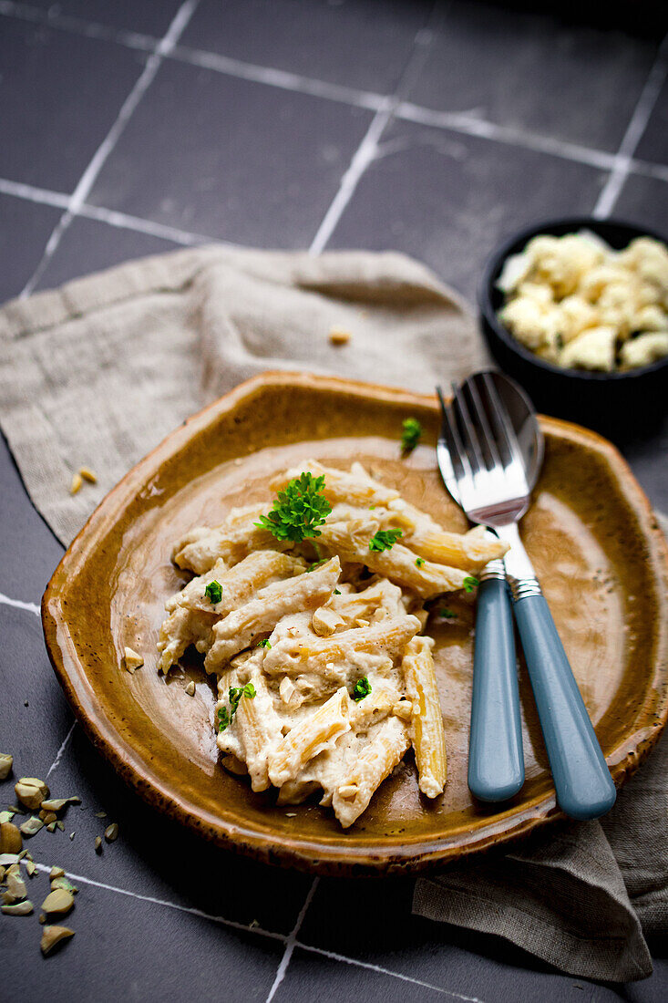 Vegane Penne Alfredo mit Blumenkohl und Petersilie