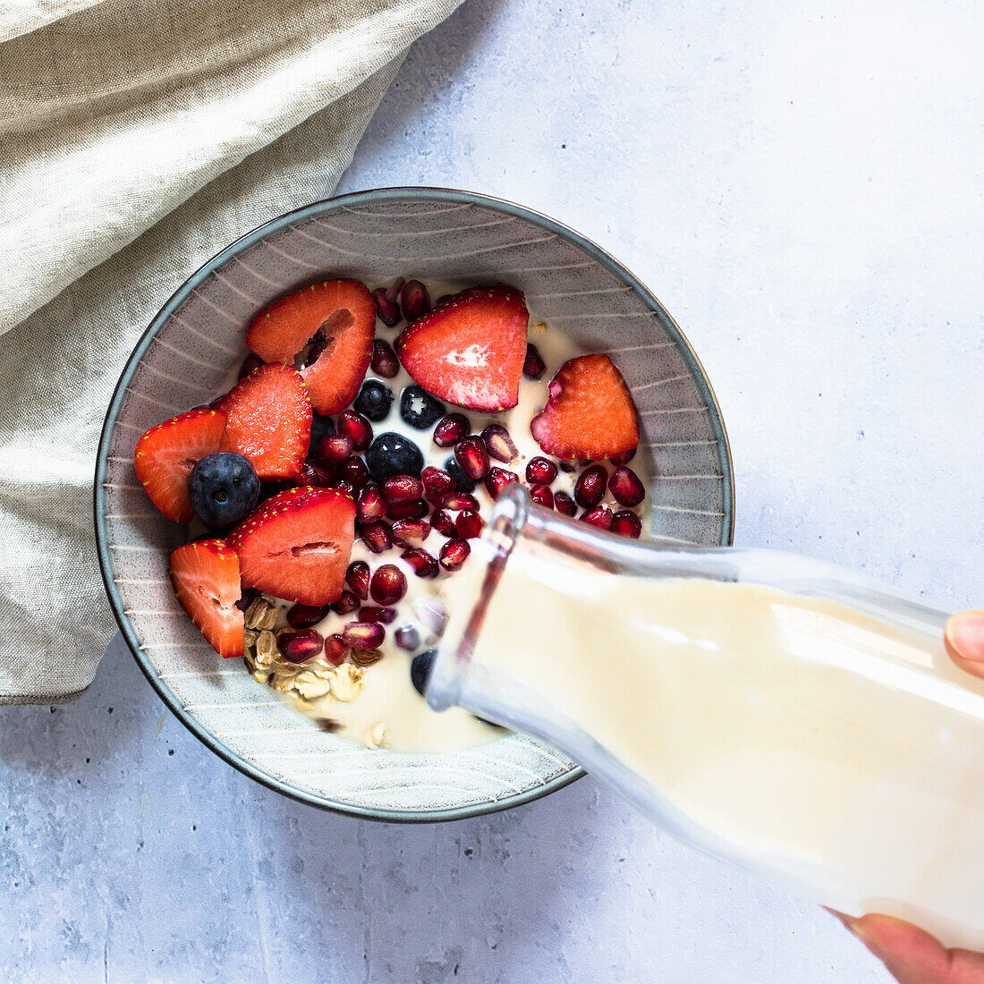 Müsli mit Beeren und Hafermilch gegossen