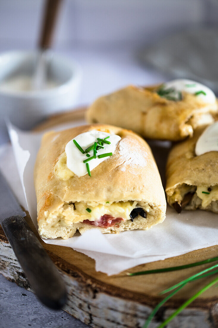 Handbrot mit Käsefüllung, Speck und Schnittlauch