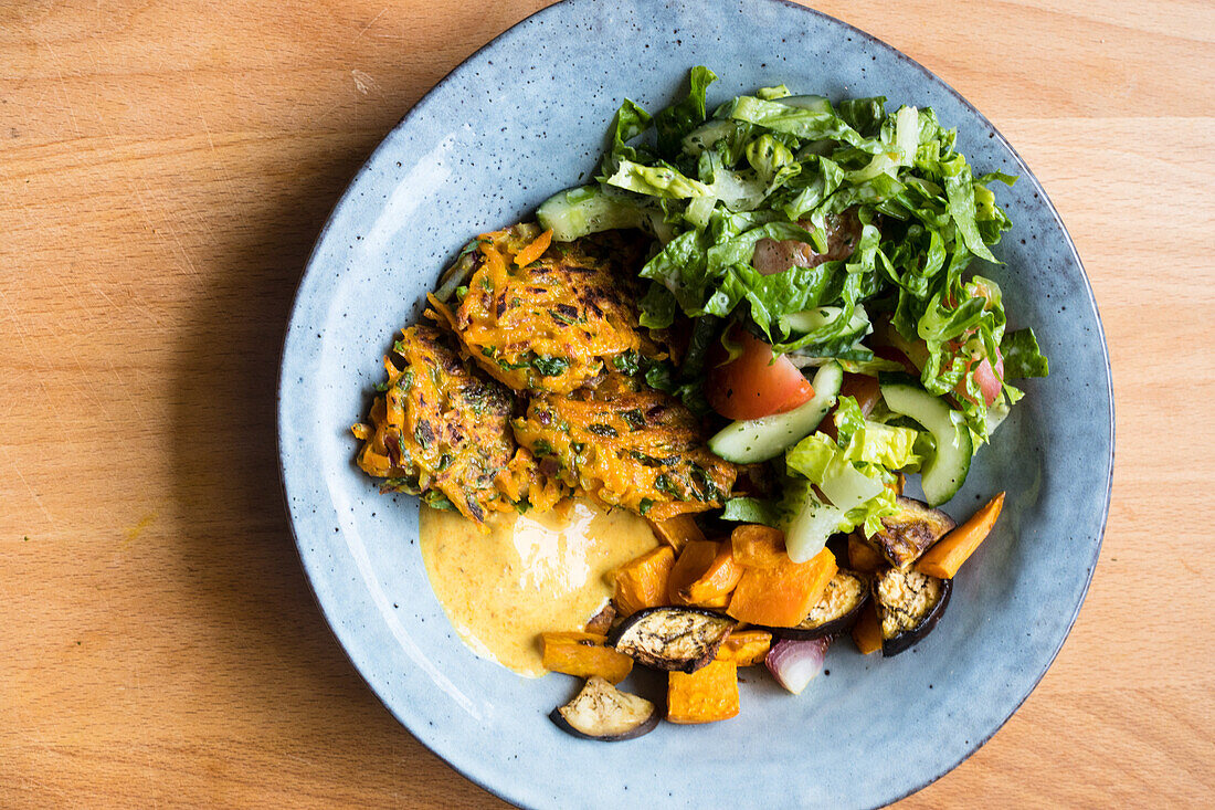 Knusprige Möhrenpakoras mit Salat und Kürbis