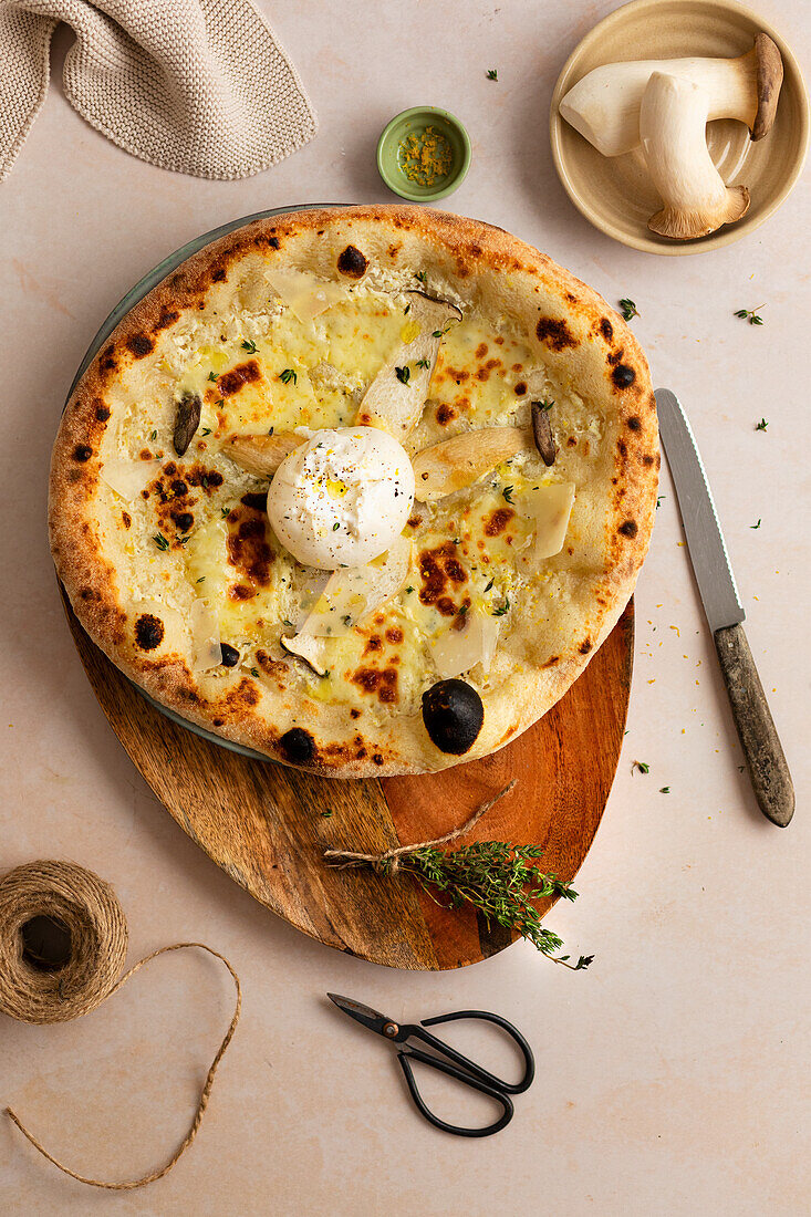 Pizza mit Pilzen, Burrata und Trüffelöl