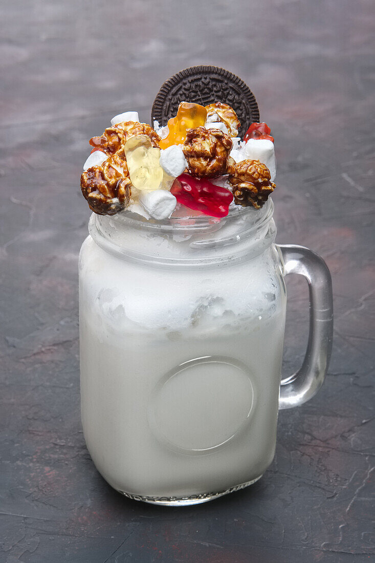 Freak-Shake mit Marshmallows, Gummibärchen und Popcorn