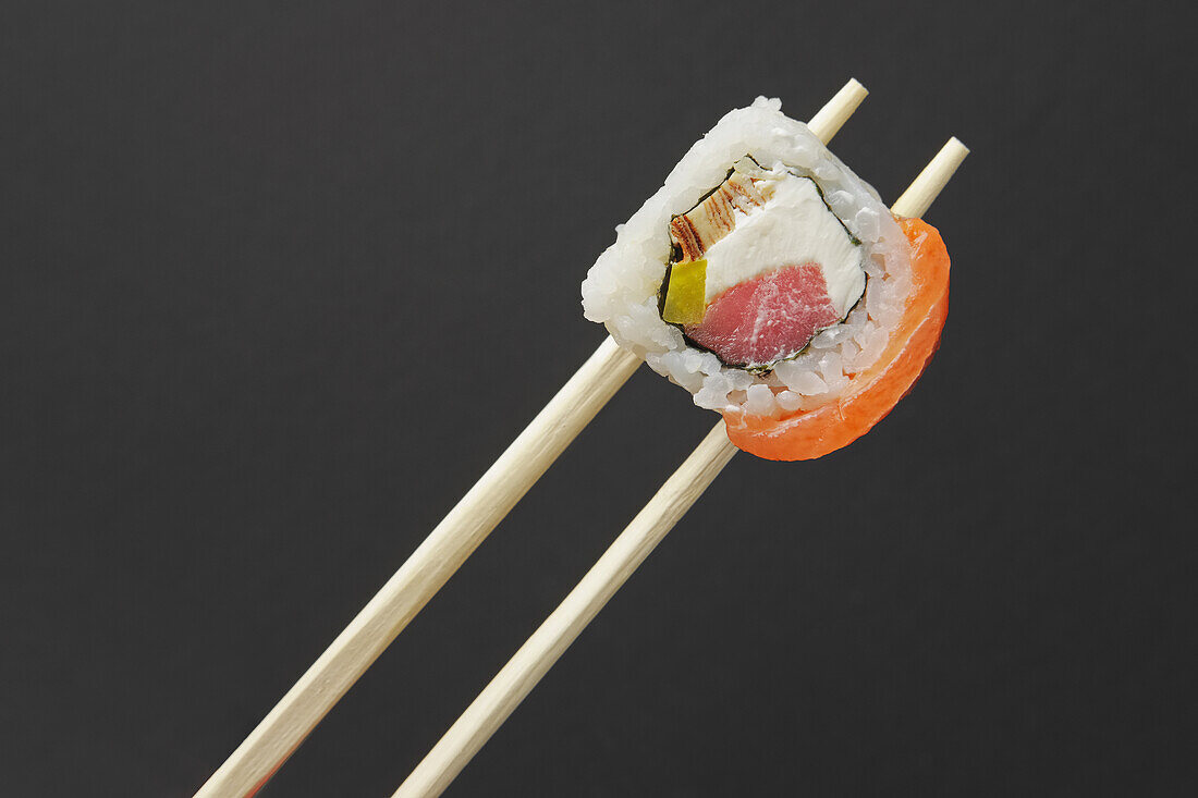 Sushi roll with salmon and tuna