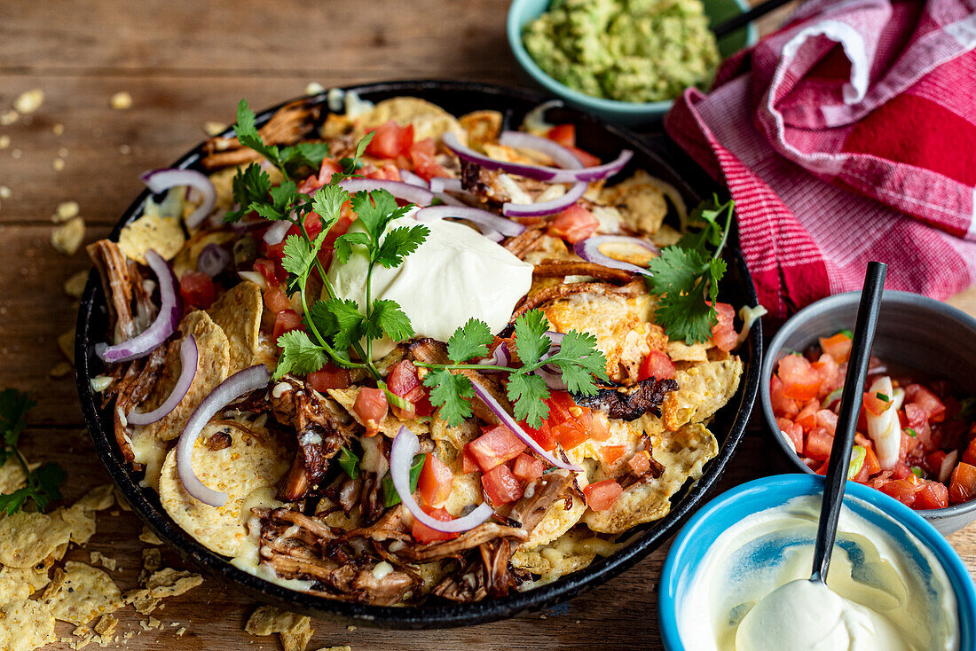 Klassische Nachos mit Guacamole und Sour Cream