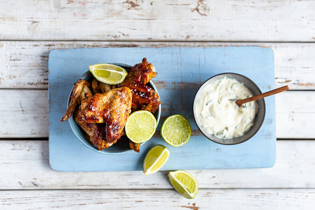 Würzige Zitronen-Chicken Wings mit Sour Cream