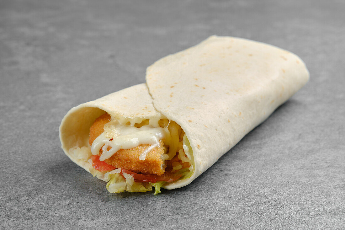 Fischstäbchen-Wrap mit Käse und Eisbergsalat