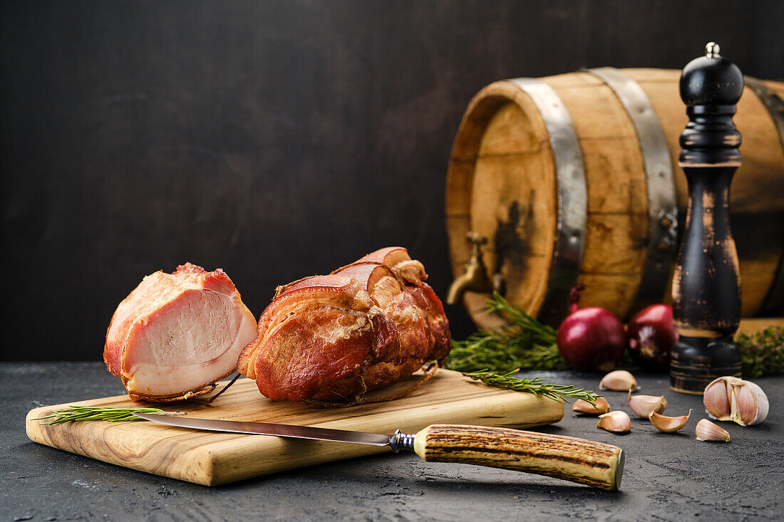 Geräuchertes Lammfleisch auf Holzbrett