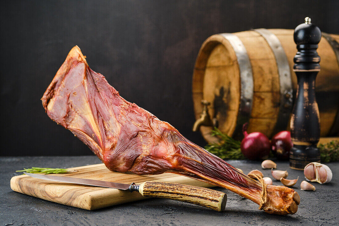 Geräucherte Lammkeule auf Holzschneidebrett