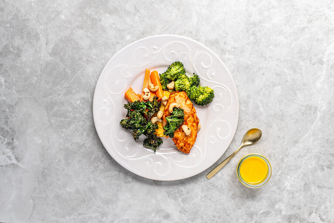 Cajun-style chicken breast with broccoli and carrots