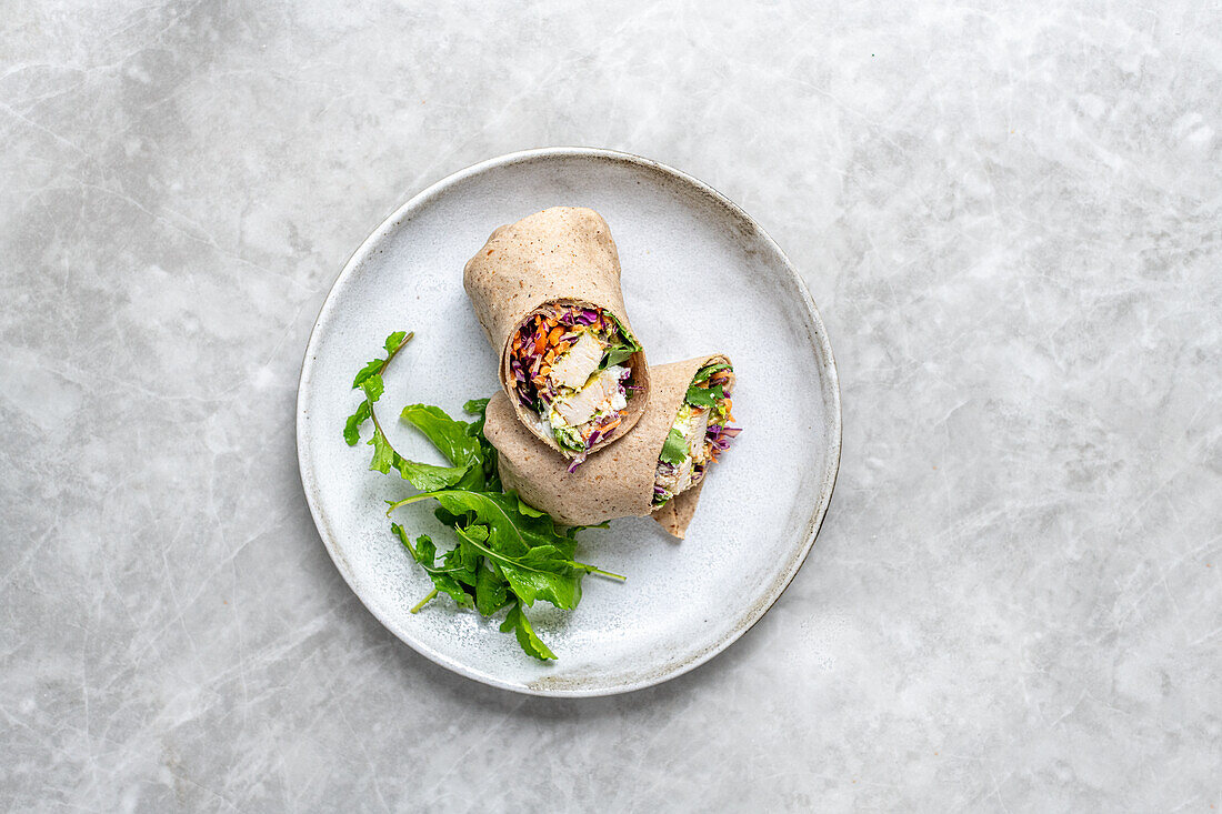 Hähnchen-Wrap mit Pesto und Gemüse