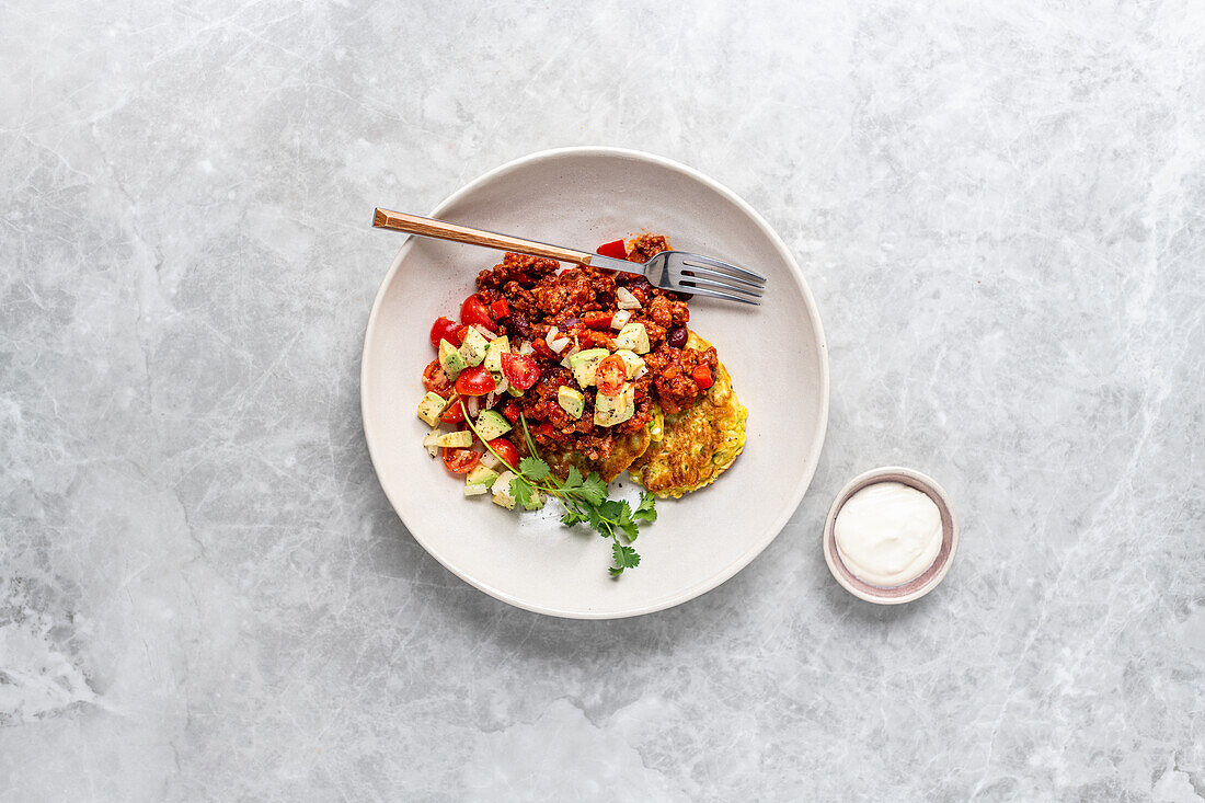 Chili con Carne mit Maispuffer und Avocado-Salsa