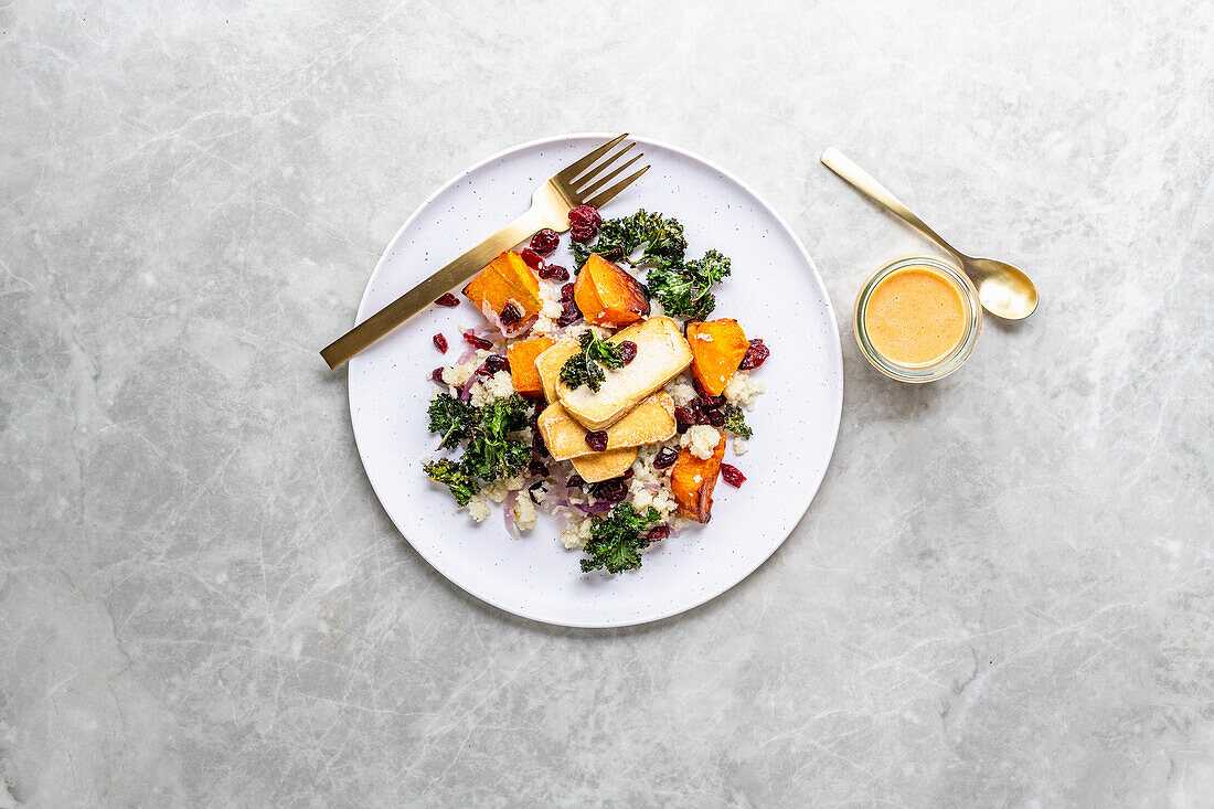 Gebratener Tofu auf Blumenkohl-Couscous mit Gemüse