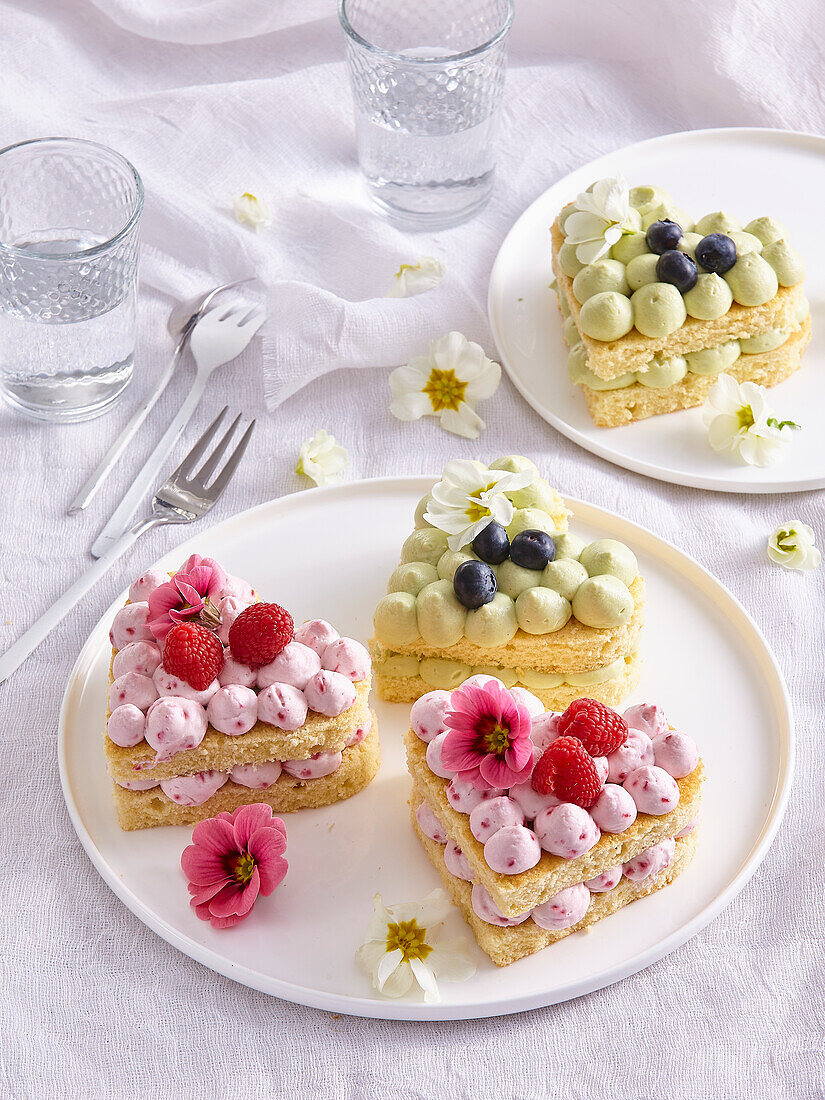 Heart-shaped mini cakes with cream and fresh fruit