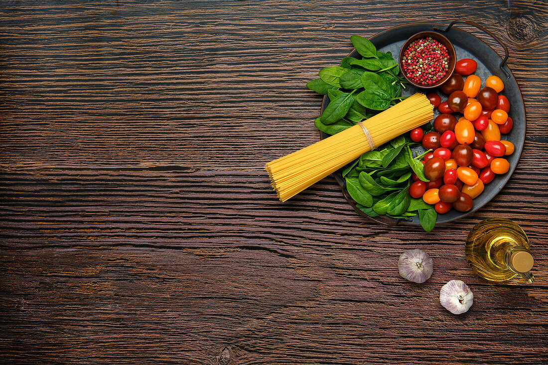 Ingredients for spaghetti with spinach and tomatoes