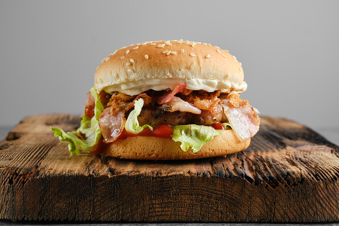 Hamburger with beef, bacon and salad