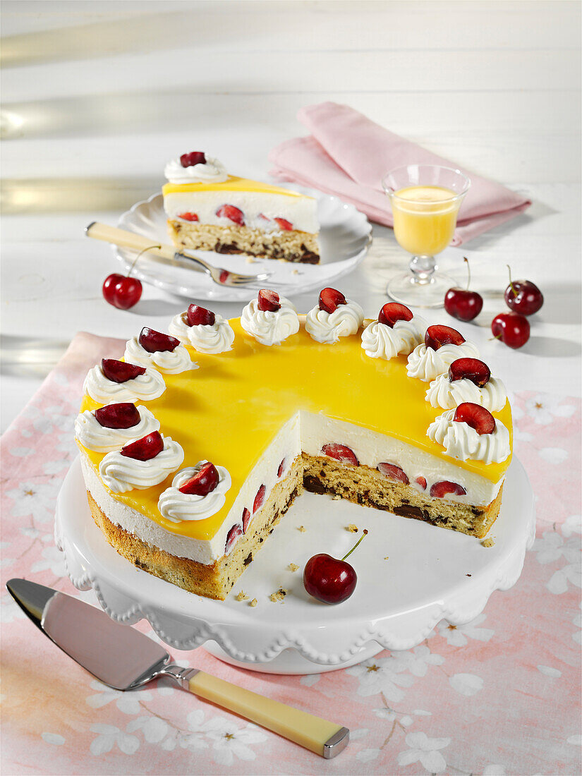 Fruchtige Eierlikörtorte mit Kirschen