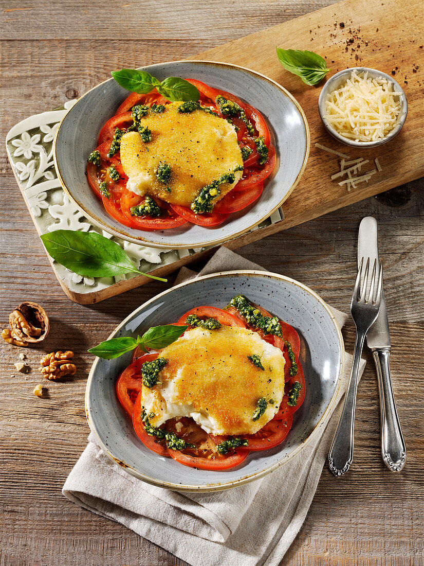 Gebackener Büffelmozzarella mit Tomaten und Pesto