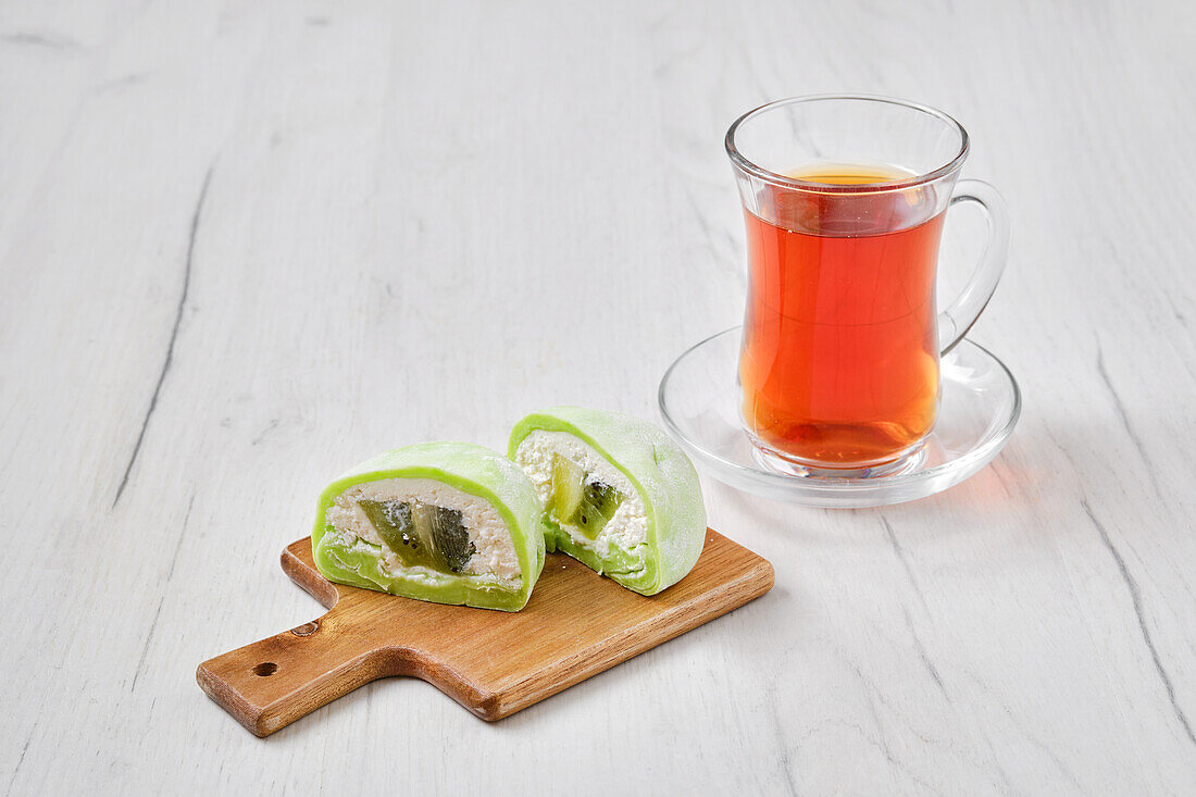 Mochi with kiwi filling and fruit tea