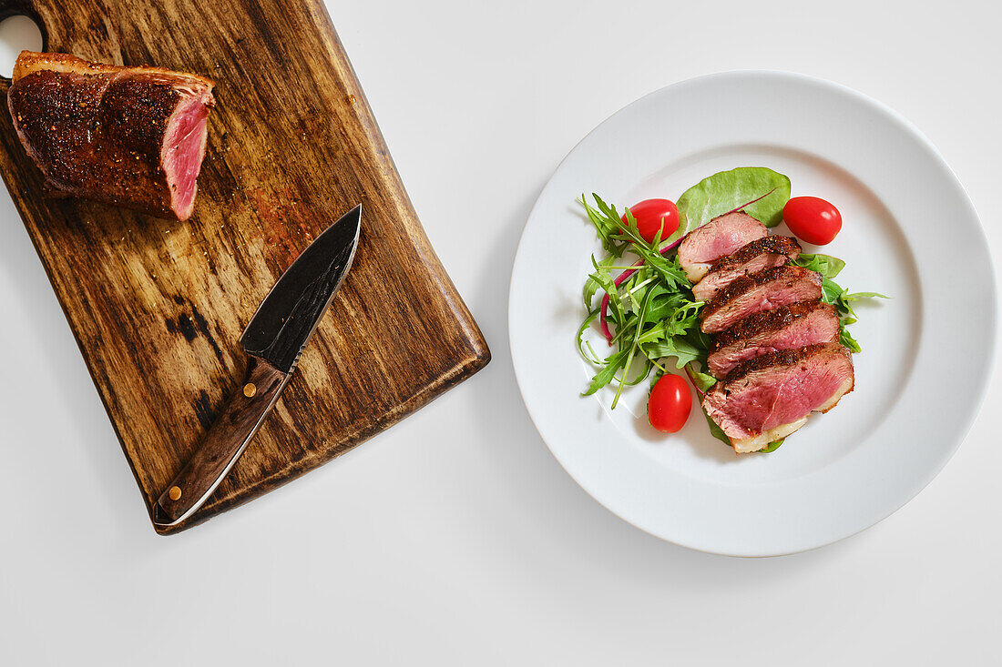 Gebratene Entenbrust mit Rucola-Tomaten-Salat