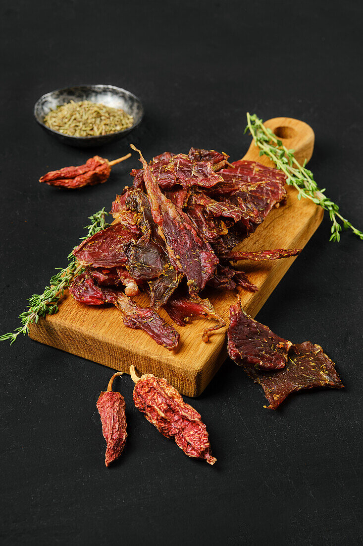 Getrocknetes Lamm-Jerky mit Chili und Thymian