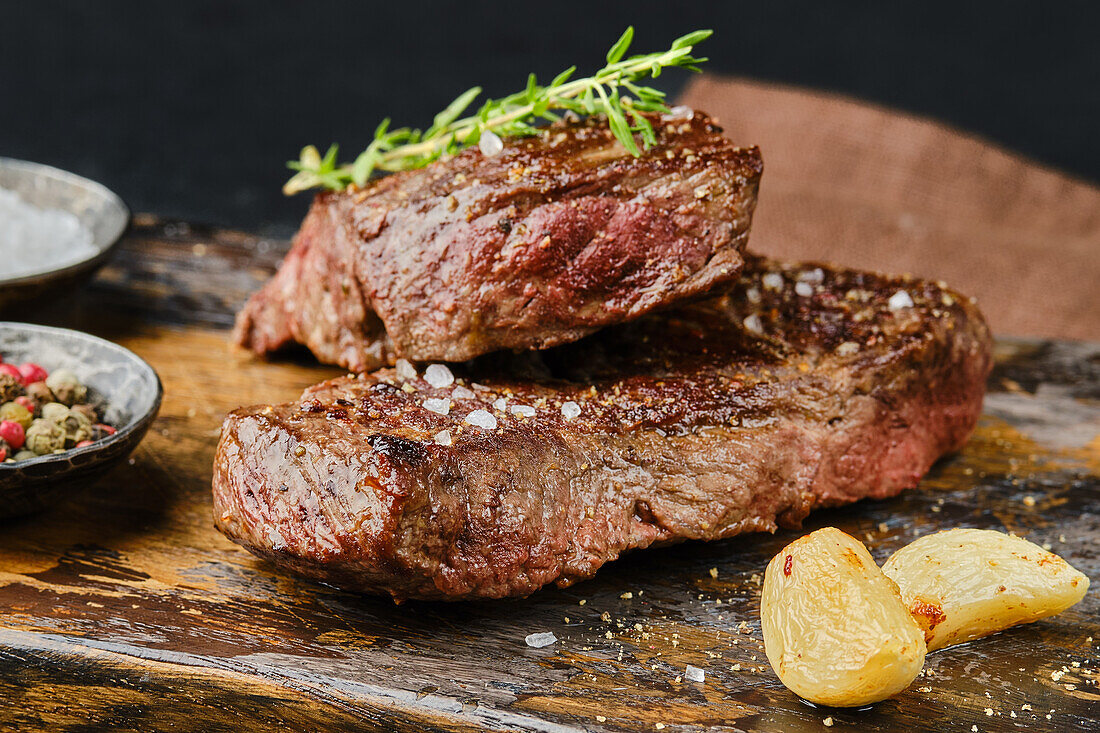 Gebratene Rumpsteaks mit Thymian und Knoblauch