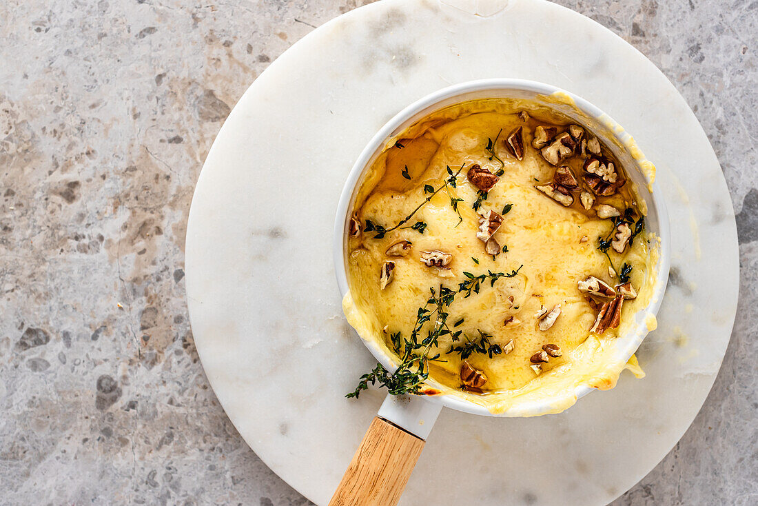 Gebackener Camembert mit Honig, Thymian und Pekannüssen