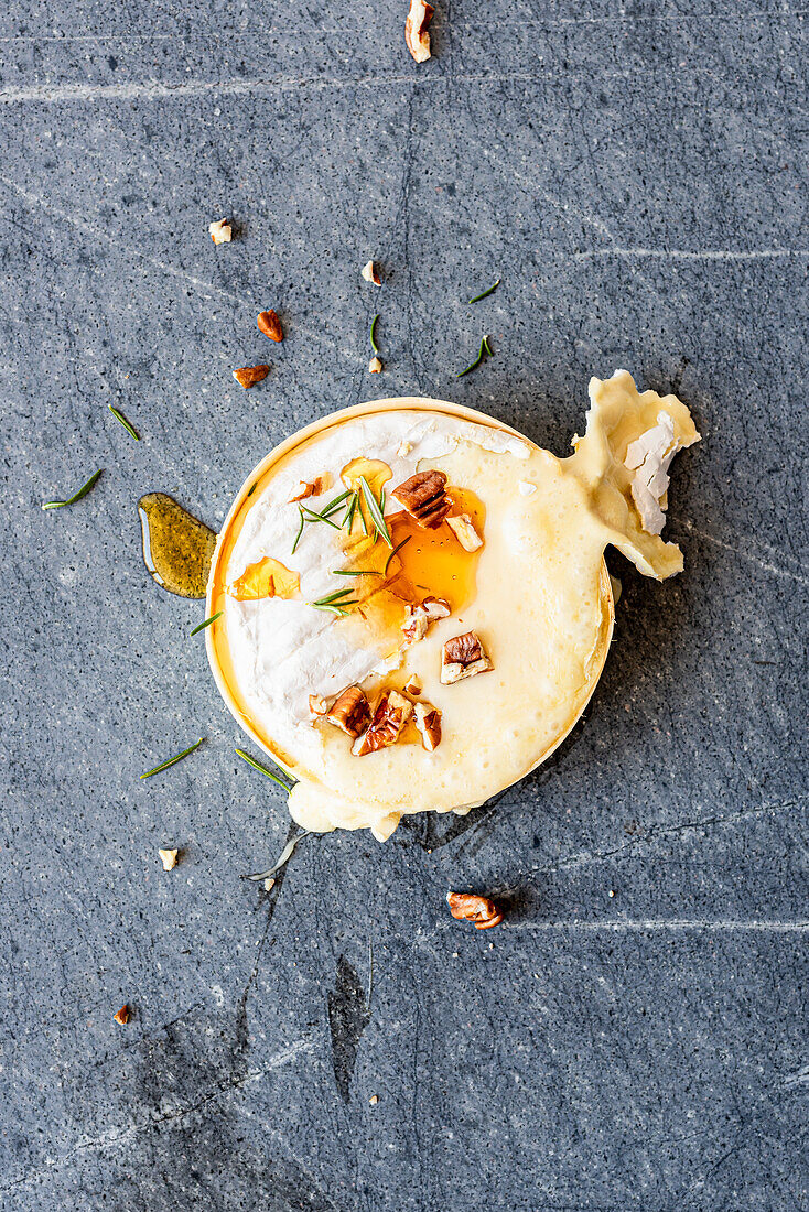 Gebackener Camembert mit Honig, Pekannüssen und Rosmarin