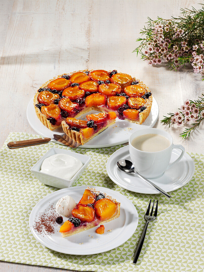 Aprikosen-Marzipan-Tarte mit Heidelbeeren