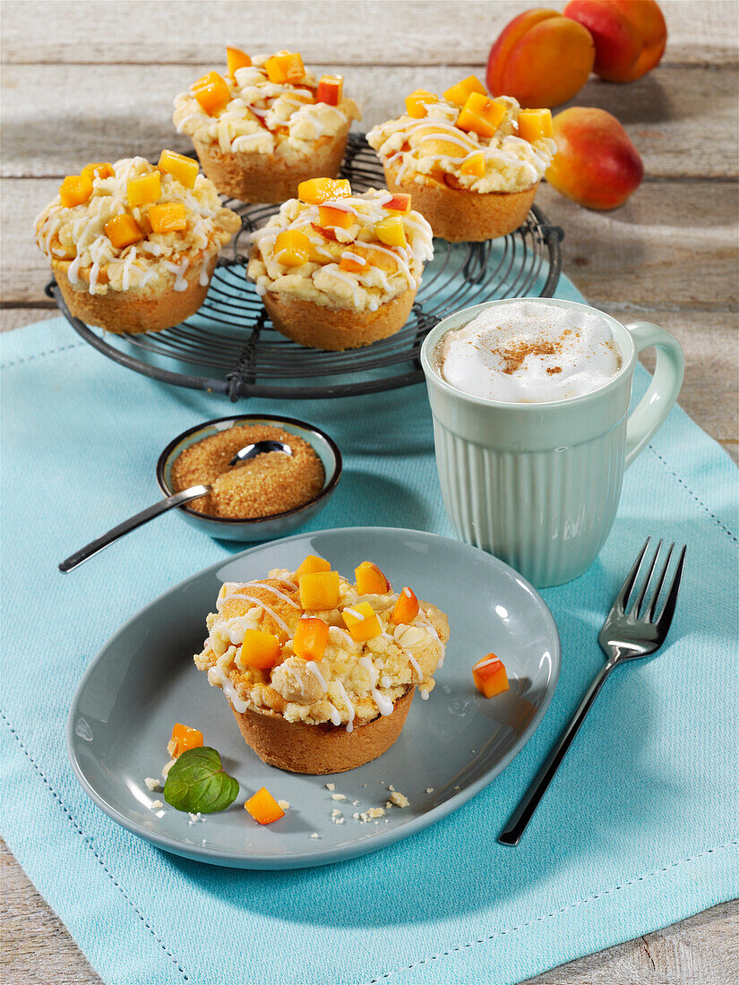  Fruit crumble muffins, peaches 