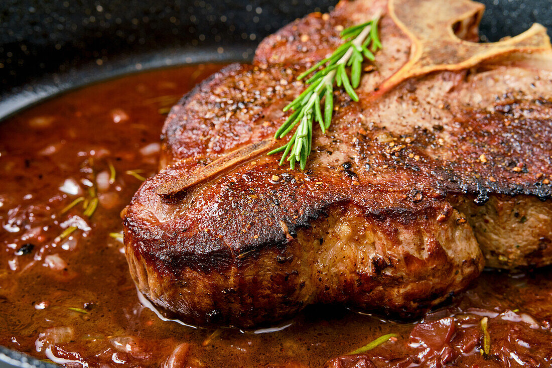 Gebratenes Porterhouse-Steak mit Rotweinsauce