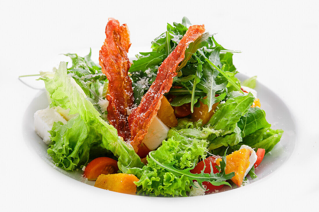 Salad with feta, tomatoes and crispy bacon