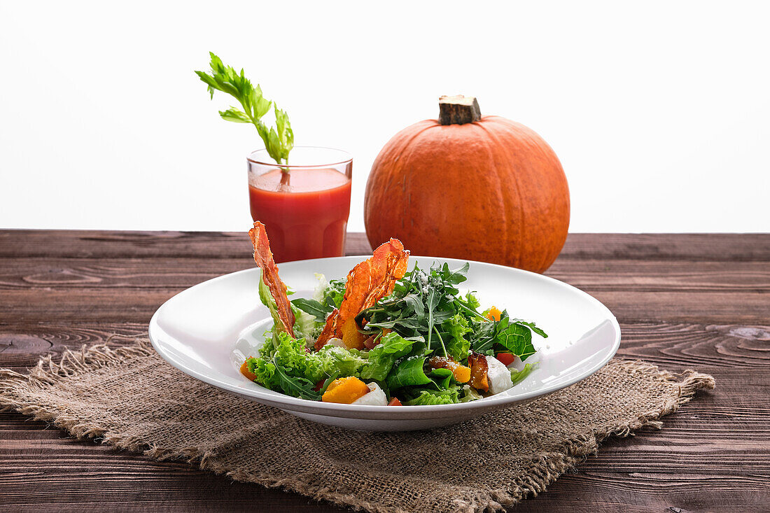 Salat mit Kürbis, Feta, Tomate und Croutons