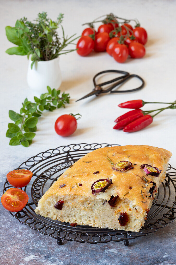 Focaccia mit getrockneten Tomaten, Thymian, Oregano und Frühlingszwiebeln