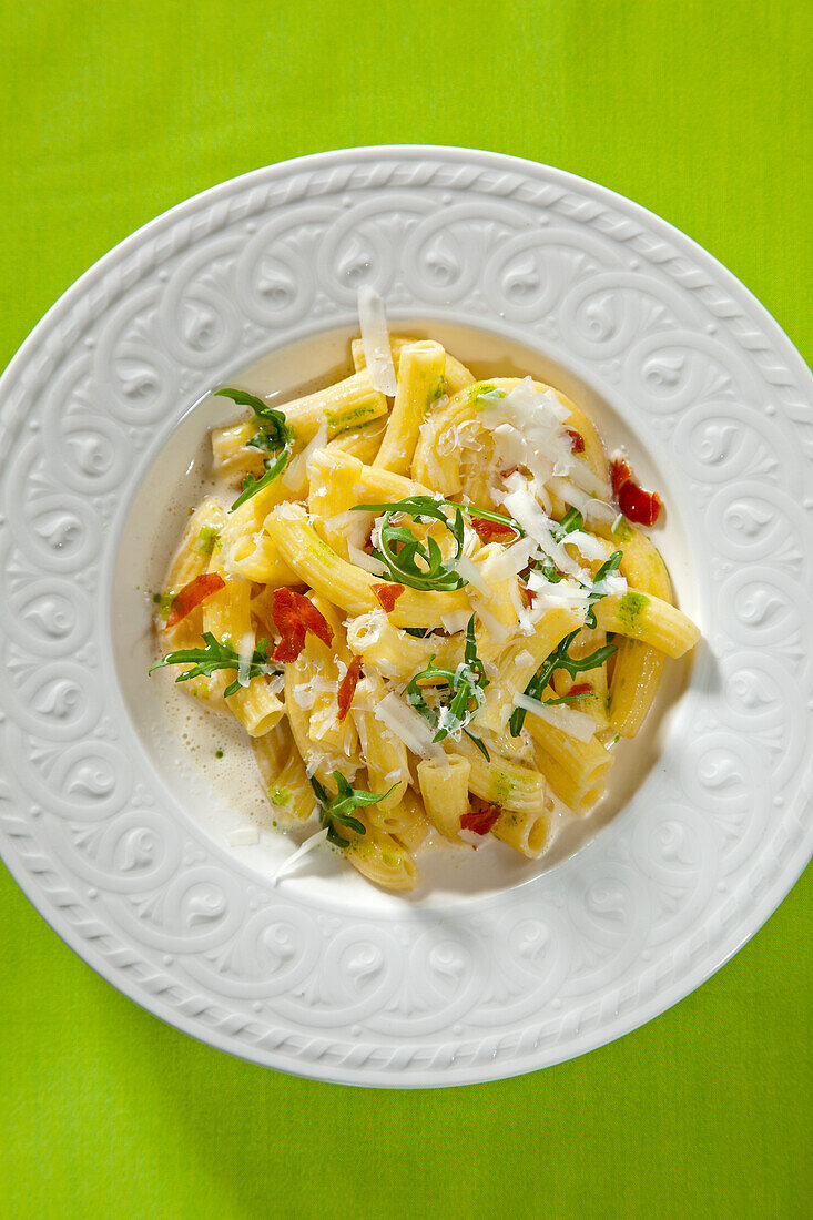 Rigatoni in Sahnesoße mit Rucola und Parmesan