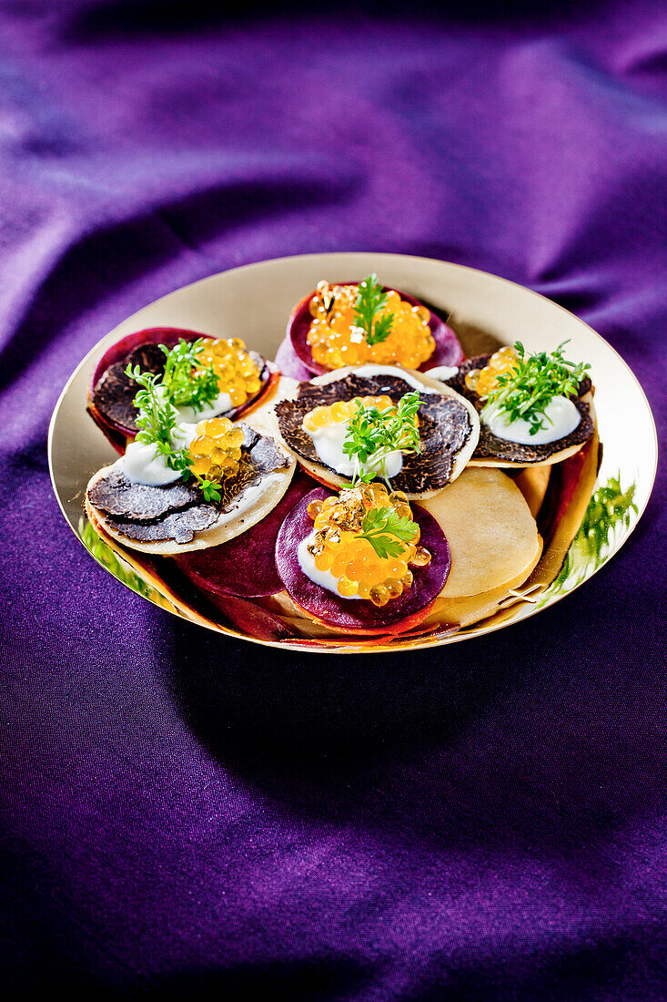 Hauchdünne Teigfladen mit Kaviar und Trüffel