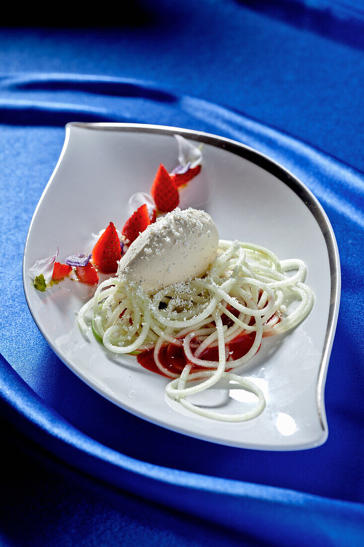 Apfel-Spaghetti-Eis auf Erdbeersoße