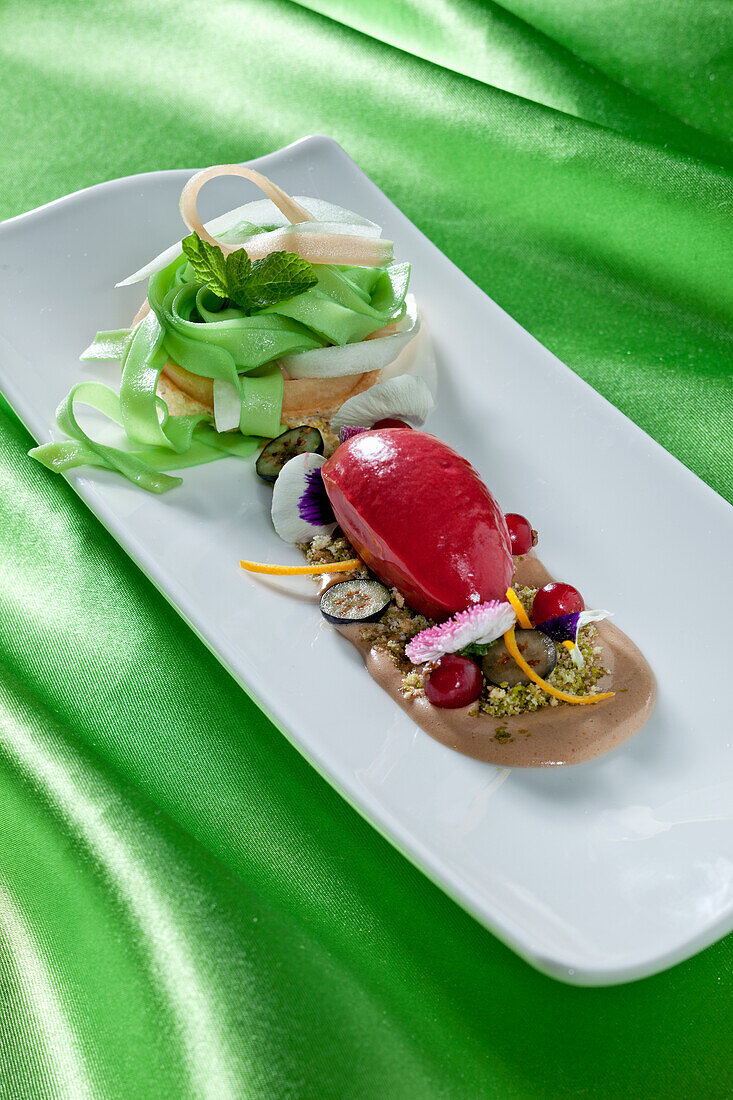 Süße Tagliatelle mit Melone, Himbeersorbet und Schokocreme